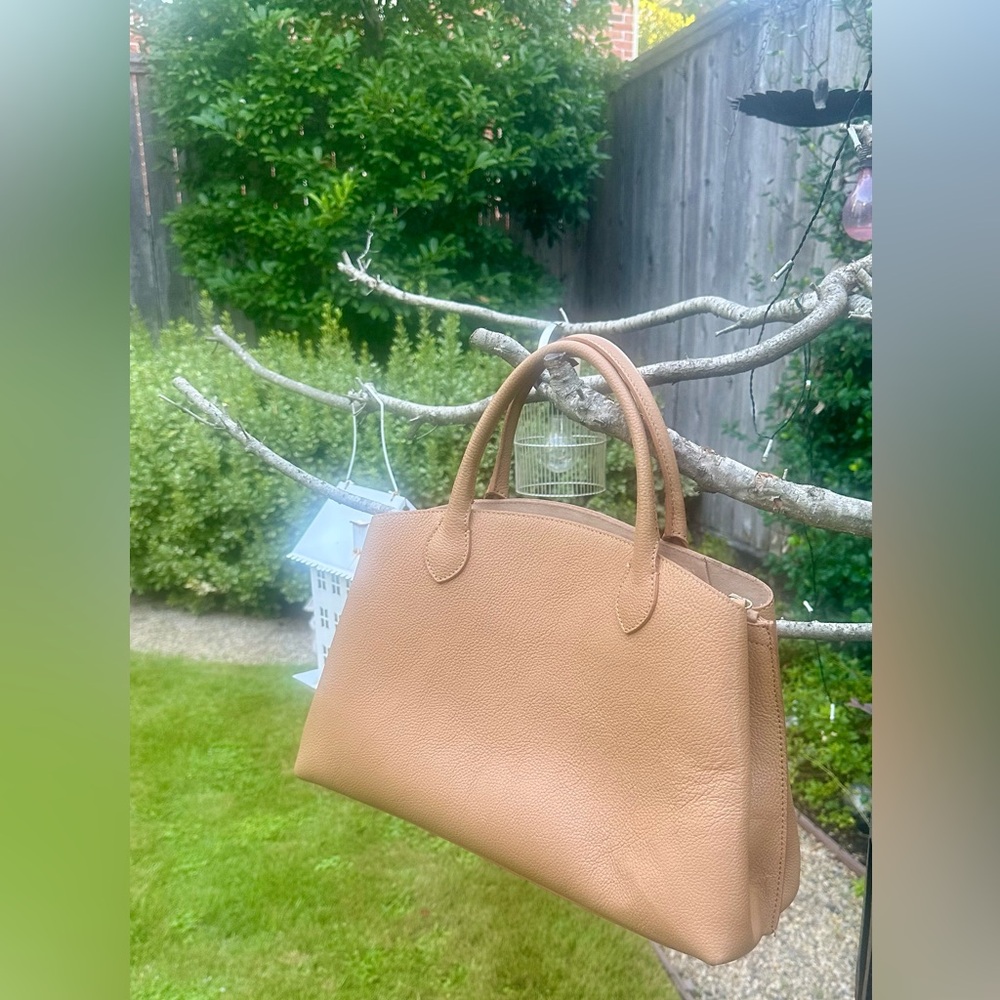 Elegant Tan Leather Handbag, perfect to carry to work, made in Italy - Picture 12 of 13
